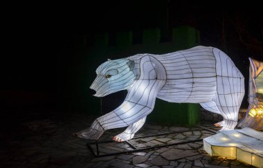 Çin Fener Festivali 'nden geleneksel lambalar. Sokak ışıkları altında kutup ayısının heykeli