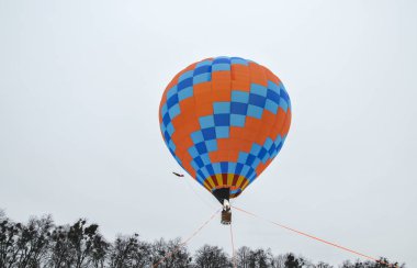Havacılık festivali sırasında gökyüzü arka planında yükselen renkli çok renkli sıcak hava balonları
