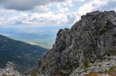 Slovakya 'daki Ulusal Park Lisesi Tatras' taki kayalık dağların keskin taşlı yamaçlarının manzarası 
