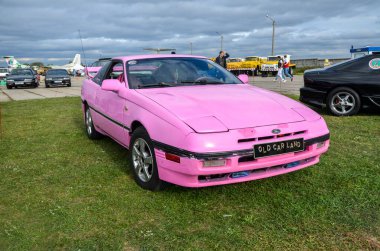 KYIV, UKRAINE - EPTEMBER 18, 2021: Kyiv 'deki antika otomobillerin sergilendiği 1989 tarihli Amerikan Pembe Vintage Ford Probe