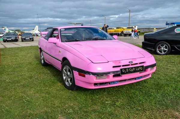 KYIV, UKRAINE - EPTEMBER 18, 2021: Kyiv 'deki antika otomobillerin sergilendiği 1989 tarihli Amerikan Pembe Vintage Ford Probe