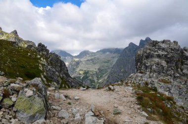 Slovakya, High Tatras 'ta bulutlu gökyüzünün altında dağların güzel, keskin tepeleri.