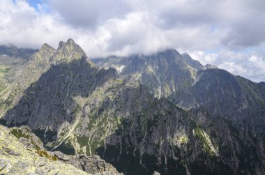 Slovakya, High Tatras 'ta bulutlu gökyüzünün altında dağların güzel, keskin tepeleri.