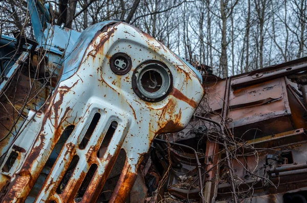 废弃的 锈迹斑斑的旧苏联卡车的小木屋 生态污染 — 图库照片