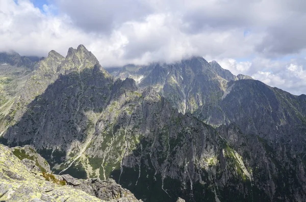 Piękne Ostre Skaliste Szczyty Pasm Górskich Pod Zachmurzonym Niebem Tatrach — Zdjęcie stockowe