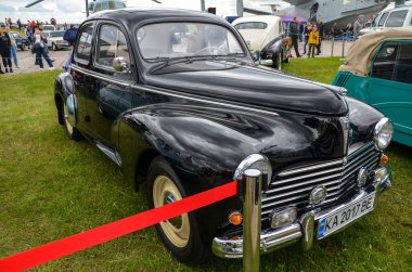 KYIV, UKRAINE 29 Mayıs 2021: eski araba karası festivali. Peugeot 203 1949, Fransız şirketinin 2. Dünya Savaşı 'ndan sonra üretmeye başladığı ilk Peugeot otomobili.