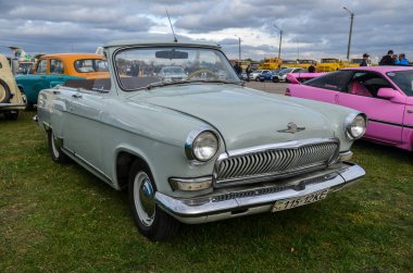 KYIV, UKRAINE SEPTEMBER 18 2021: Kyiv 'deki eski arabaların sergisinde üstü açık klasik Sovyet arabası GAZ-21 Volga