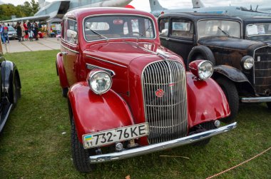 KYIV, UKRAINE - SEPTEMBER 18, 2021: The Opel Super 6, Alman otomobil üreticisi Opel tarafından 1937 ile 1938 yılları arasında üretilen ve son hızı 115 km / saat arasında değişen bir otomobildir. 