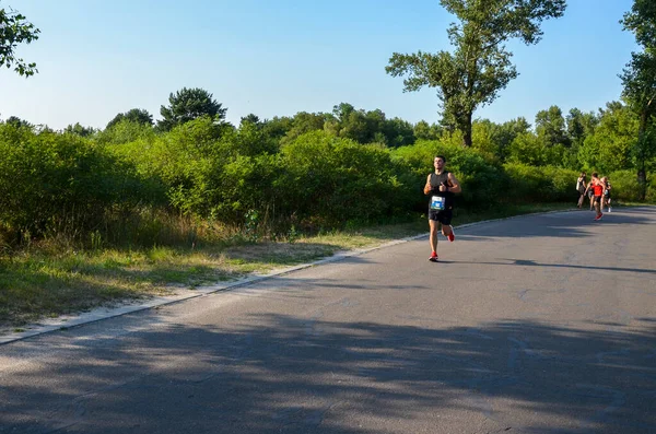 Kyiv Ukraine Lipiec 2021 Zdrowi Sportowcy Biegający Drogach Miejskich Świetne — Zdjęcie stockowe