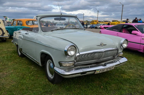 KYIV, UKRAINE SEPTEMBER 18 2021: Kyiv 'deki eski arabaların sergisinde üstü açık klasik Sovyet arabası GAZ-21 Volga