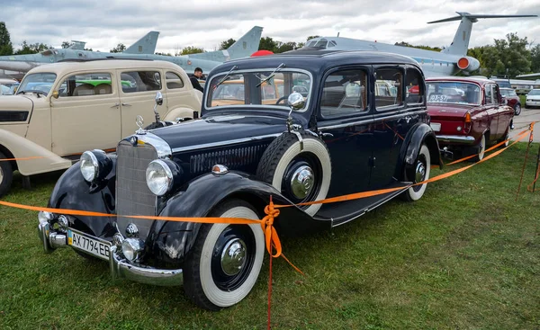 KYIV, UKRAINE - SEPTEMBER 18, 2021: Eski model siyah Mercedes Benz, model 1938 yıl Kyiv 'deki Eski Otomobil Ülkesi festivalinde sunulmuştur.