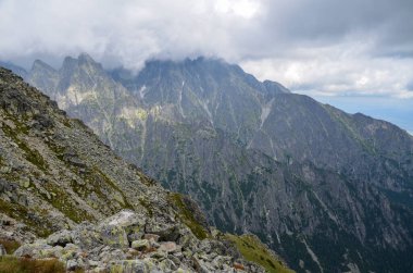 Slovakya 'daki High Tatras' ta bulutlarla çevrili dağlık bölgede keskin tepeler ve kayalar