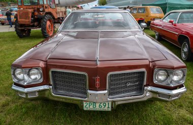 KYIV, UKRAINE MAYIS 29 2021: Amerikan klasik klasik Oldsmobile Delta 88 model sedan araba. Klasik araba ve motosikletlerin yer aldığı nostalji festivali.