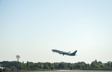 BORYSPİL, UKRAINE - 3 Ekim 2021: Bulutlu gökyüzünde uçan yolcu uçağı. Seyahat kavramı.