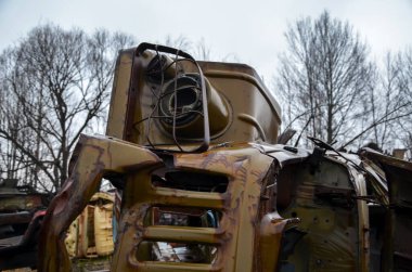 Eski hurdalıkta terk edilmiş ve yok edilmiş eski Sovyet kamyonları. Geri dönüşüm için ağır endüstriyel hurda metaller