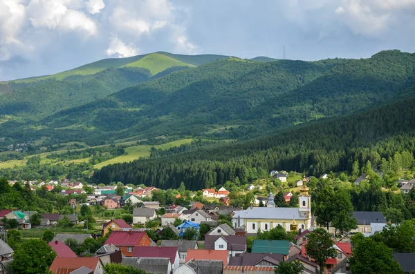 Beautiful Rural Landscape Colorful Houses Church Green Meadow Foot Mountain — Stock Photo, Image