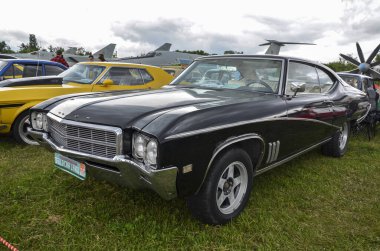 KYIV, UKRAINE MAYIS 29, 2021: The Buick Skylark Custom 1969, Buick tarafından üretilen bir yolcu arabasıdır. Adını tarlakuşu denen kuş türünden almıştır..