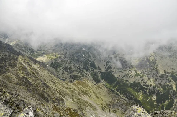 Slovakya Alçak Bulut Sisli Yüksek Tatras Doğal Kayalık Dağ Manzarası — Stok fotoğraf