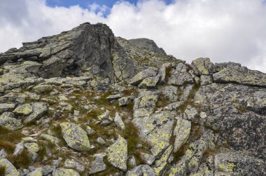 Slovakya 'daki Ulusal Park Lisesi Tatras' ta bulutlarla kaplı Rocky yüzeyinde gri taşlar ve büyük kayalar.
