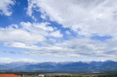 Gürcistan 'ın Kakheti bölgesindeki Telavi kentinden Alazani Vadisi ve Kafkas Dağları manzarası
