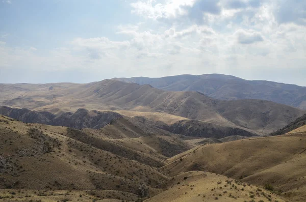 秋のコーカサス山脈の丸みを帯びたピークと棚の絵のような風景が低木で生い茂っています アルメニア 自然壁紙の背景 — ストック写真