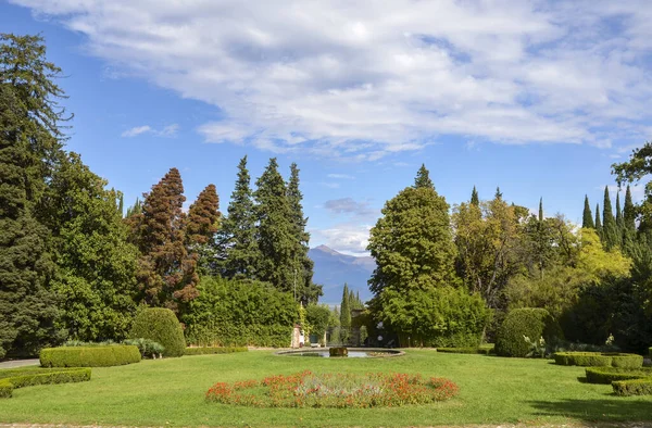 Gürcistan 'ın Kakheti bölgesindeki Tsinandali' de bulunan Chavchavadze Evi Müzesi yakınlarındaki bir çok egzotik bitkiyle süslü bir bahçe.