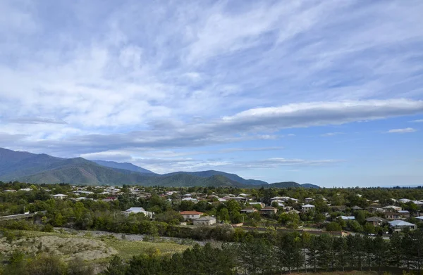 Kafkasya Dağları eteğindeki Alazani Vadisi 'ndeki Gremi köyünün pitoresk bir manzarası. Georgia