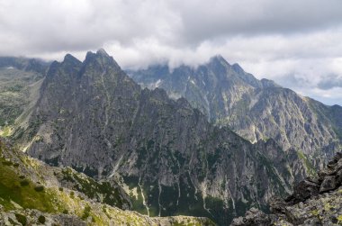 Yüksek Tatras dağlarının Rocky tepeleri alçak bulutların altında, Slavkovsky Stit, Slovakya manzaralı 