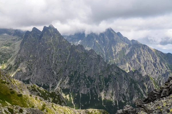 Yüksek Tatras dağlarının Rocky tepeleri alçak bulutların altında, Slavkovsky Stit, Slovakya manzaralı 