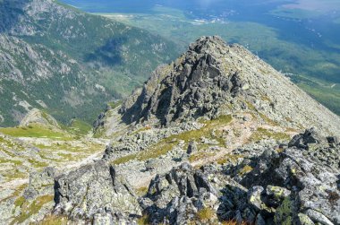 High Tatras 'ın küçük köylü yeşil vadisinin manzarası. Slavkovsky Stit, Slovakya 'ya giden yol.