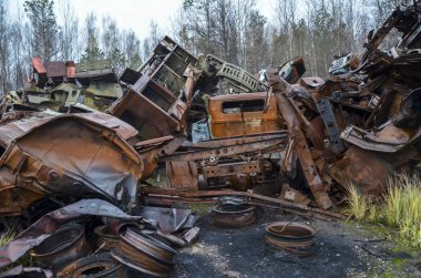 Hurdalıkta ezilmiş eski paslı Sovyet kamyonları. Araba geri dönüşümü