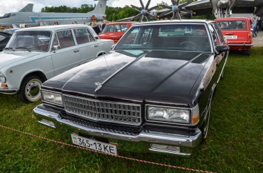 KYIV, UKRAINE 29 Mayıs 2021: 1976 yılında üretilen Amerikan klasik 4 kapılı sedan Chevrolet Caprice arabası, Kyiv 'deki klasik araba festivalinde tanıtıldı.