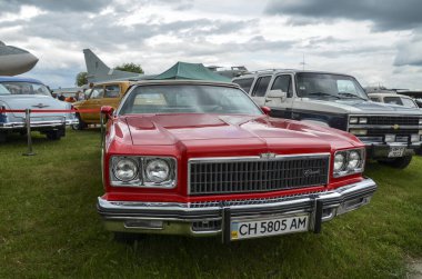 KYIV, UKRAINE MAYIS 29 2021: 1975 üstü açılır kırmızı Chevrolet Impala, 5 metrenin üzerinde, Büyük Blok motorunun kaputunun altında 7.4 litre kapasiteyle! İlan edilen güç 350 HP..
