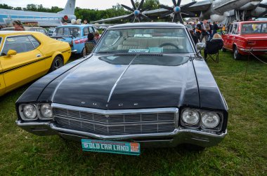 KYIV, UKRAINE MAYIS 29, 2021: The Buick Skylark Custom 1969, Buick tarafından üretilen bir yolcu arabasıdır. Adını tarlakuşu denen kuş türünden almıştır..