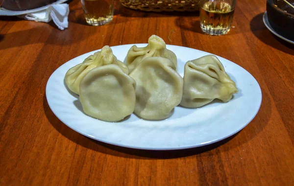 Khinkali Dumplings Med Kött Och Örter Vit Tallrik Traditionellt Georgiskt — Stockfoto