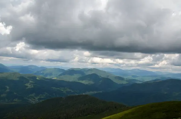 Céu Nublado Baixo Sobre Picos Montanha Coberto Com Floresta Densa — Fotografia de Stock