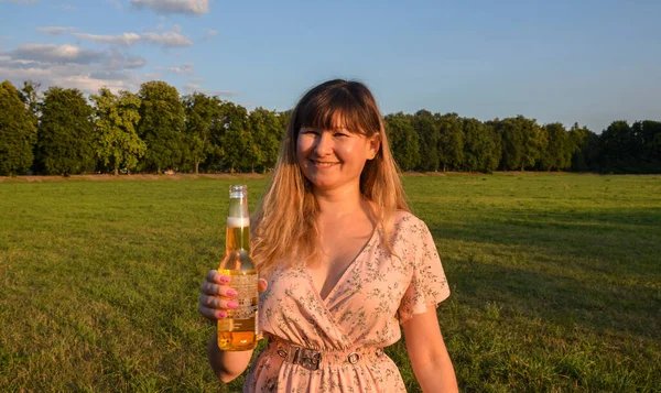 Jeune Femme Tenant Bouteille Bière Souriant Bonheur Extérieur Quand Profiter — Photo