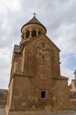Amaghu vadisindeki Noravank Manastırı 'ndaki Antik Surb Astvatsatsin Kilisesi Ermenistan dağlarını çevreledi