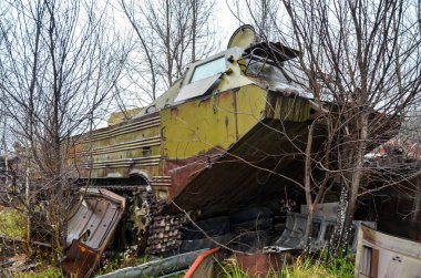 Terk edilmiş eski paslı savaş aracı ve diğer askeri teçhizat.