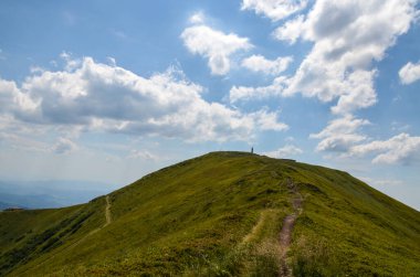 Dağın tepesinde Stoj mavi gökyüzüne karşı Borzhava sırtında bulutlar, Karpat Dağları, Ukrayna