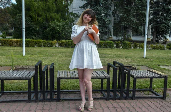 Portret Van Een Lachende Studente Witte Jurk Met Boeken Duim — Stockfoto