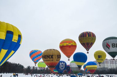 Gökyüzüne karşı sepeti olan büyük renkli parlak renkli çizgili uçan balonlar. Havacılık Festivali  