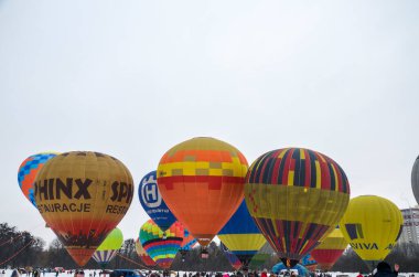 Gökyüzüne karşı sepeti olan büyük renkli parlak renkli çizgili uçan balonlar. Havacılık Festivali  