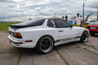 Klasik spor araba beyaz Porsche 944 S2 coupe 1988, Kyiv 'de klasik araba klasikleri, tarihler, klasik ulaşım sergisi. Geçen yılın tecrübeli araçları..