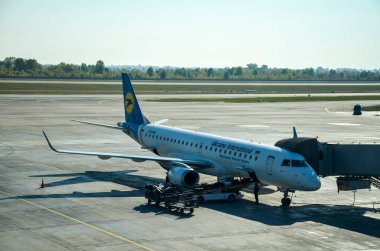 Boryspil Havaalanı 'ndan Ukrayna Uluslararası Havayolları' na giden kargo ve yolcular yükleniyor. Kalkıştan önce uçağın hazırlanması
