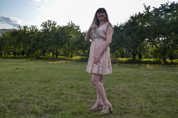 Jeune Femme Avec Plâtre Dans Main Souriant Montrant Pouce Vers — Photo