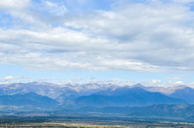 Dağların manzarası ve Kafkas dağlarının manzarası bulutlu bir sonbahar günü, Georgia 'nın dağlık bölgeleri.