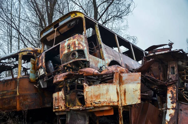 버려진 속에서 버려진 버스의 쓰레기 — 스톡 사진