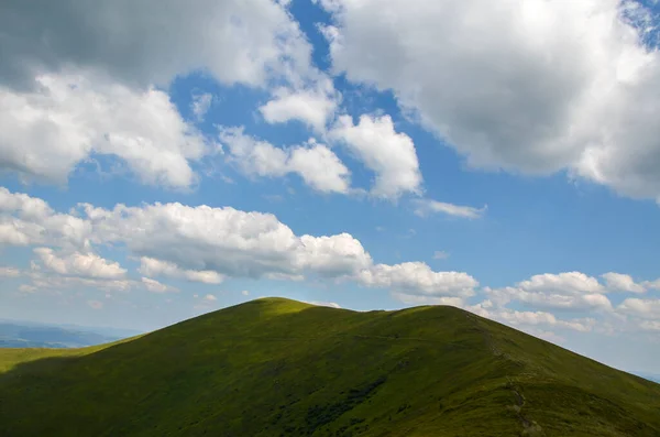 Malowniczy Widok Zielone Trawiaste Wzgórza Długie Pasmo Górskie Pod Błękitnym — Zdjęcie stockowe