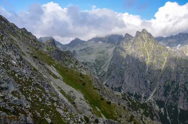 Widok Ostre Skaliste Szczyty Pokryte Niskie Chmury Tatr Wysokich Słowacji — Zdjęcie stockowe